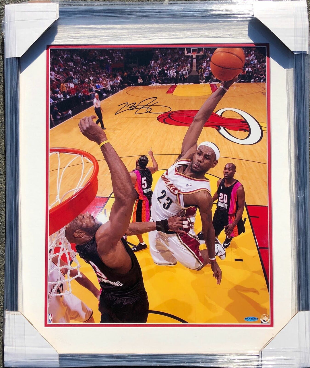 LeBron James Signed 16x20 Photo Upper Deck PSA/DNA Auto Grade 9 Framed Image 1