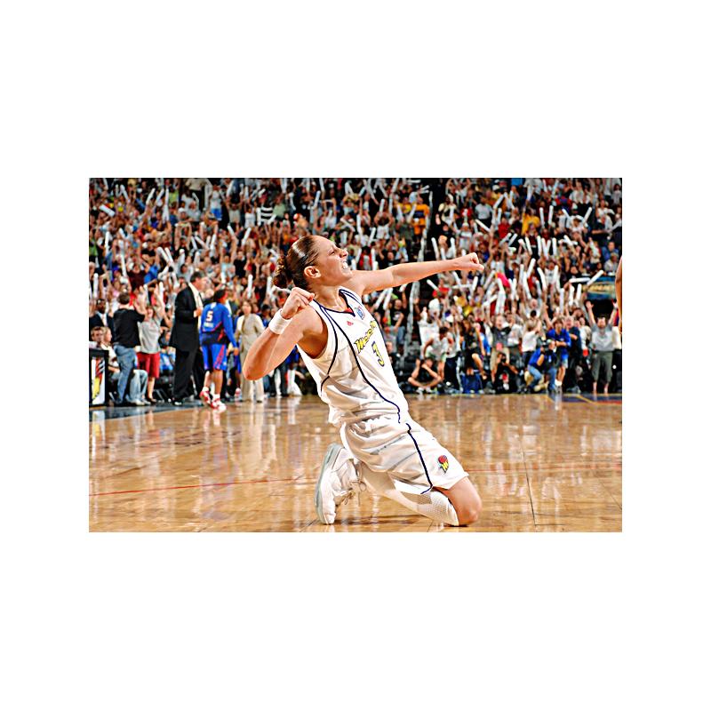 Diana Taurasi Unsigned Photo Celebrating in 2007 Finals